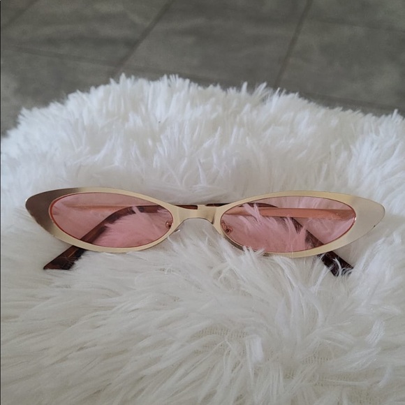 Cat in the Cat-Eye Sunglasses! Throw some shade i - Picture 6 of 7